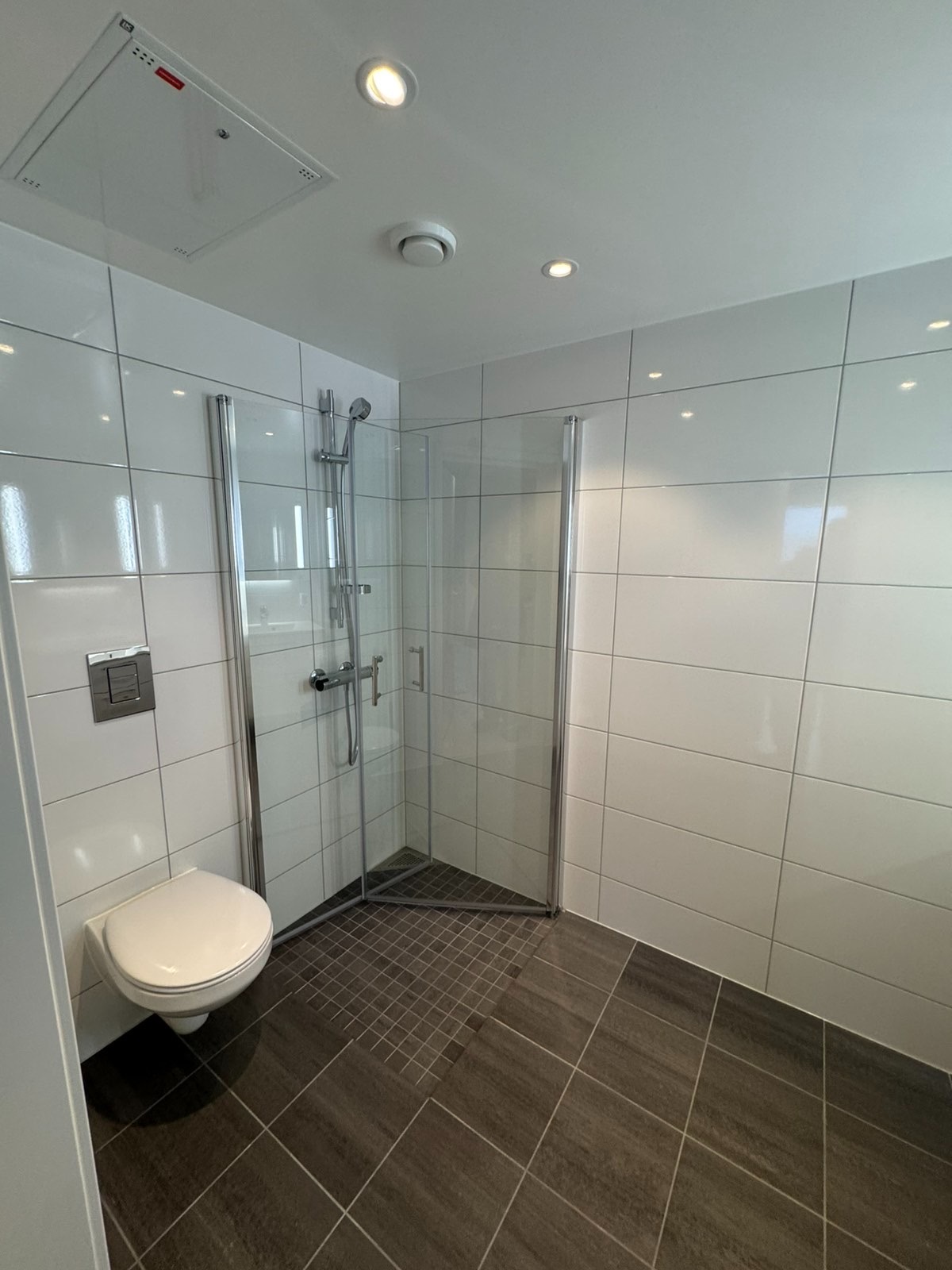 Bad og toalett;
Delikat og pent flislagt bad med varme i gulv og plass til nødvendige fasiliteter.